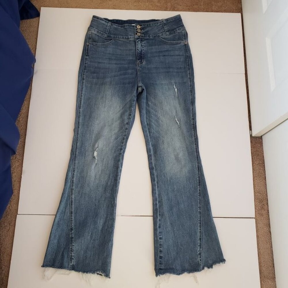 Kancan Estilo High Rise Flare Leg Twisted Seam Jeans. Distressed hem. Size 31
